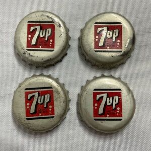 Lot of 4 VERY VINTAGE 7UP soda cola pop bottle caps cork lined good condition